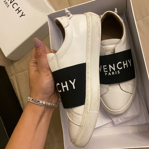 Givenchy - Picture 3 of 4